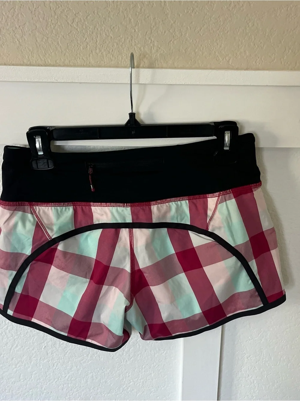 Lululemon Athletica Women's 4 Plaid Run Speed Shorts.